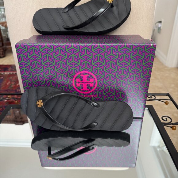 Tory Burch Kira Black Flip Flops w/Gold Double T Logo Size 6 New with Box - Picture 7 of 12